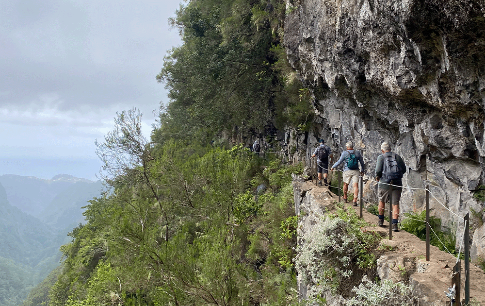 A cliffside path on the Caldeirão Verde hiking trail 